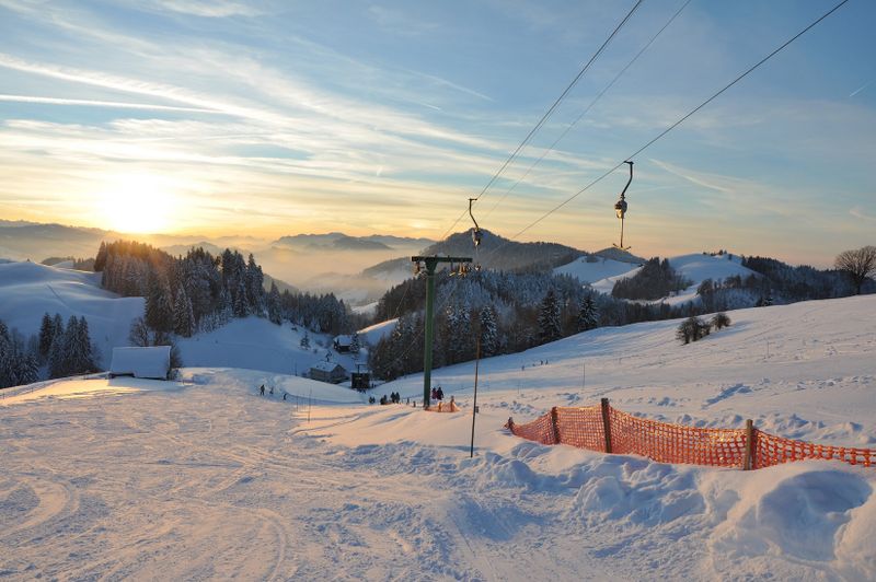 Verschneite Piste am Skilift Schwellbrunn