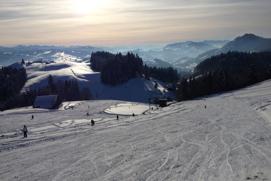Panorama mit Skifahrern und Alpstein